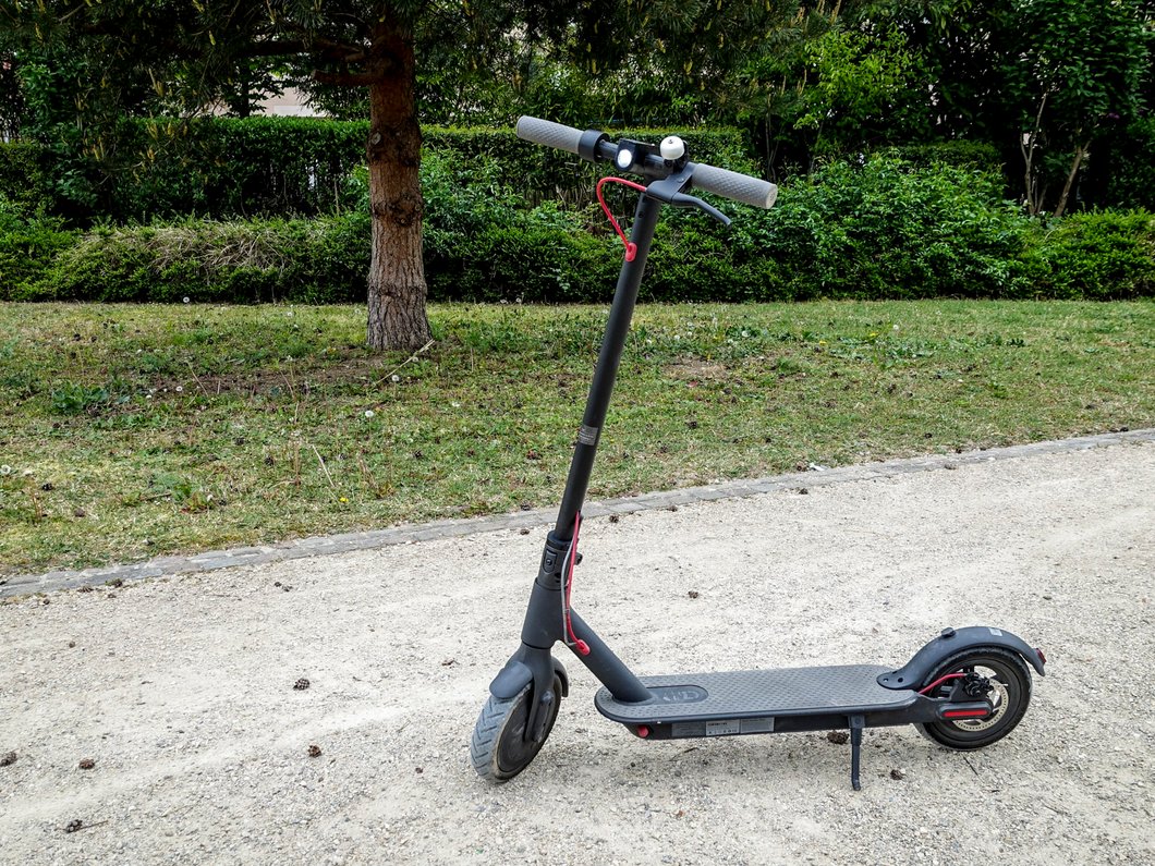 XI_ELC_SCOOT_WHT (3)